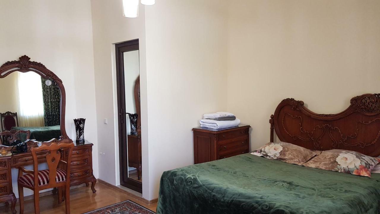 Guest House Luka Batumi Esterno foto