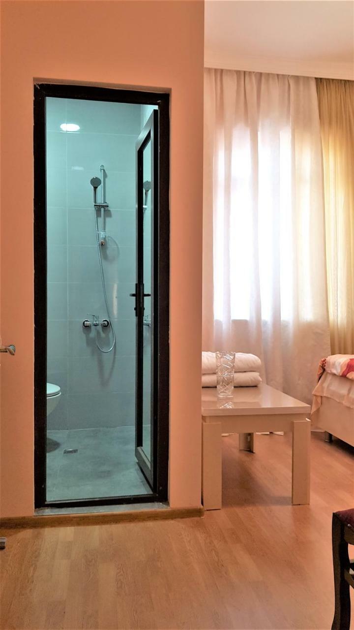 Guest House Luka Batumi Esterno foto