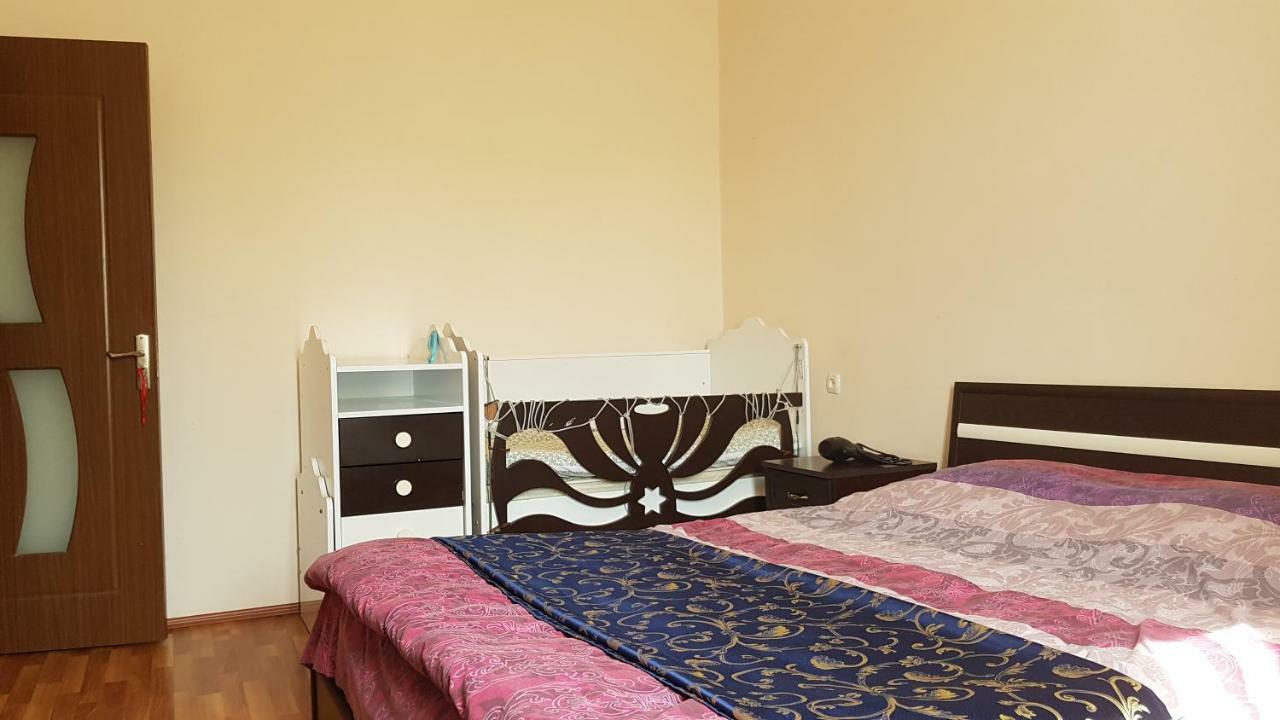Guest House Luka Batumi Esterno foto