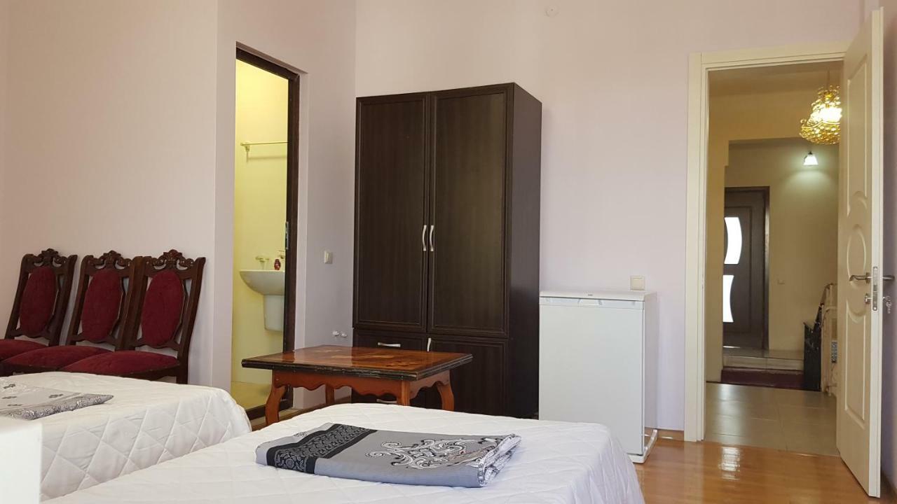 Guest House Luka Batumi Esterno foto
