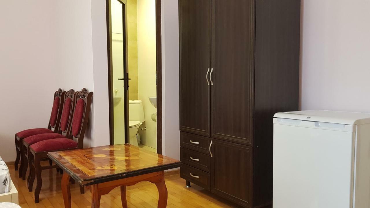 Guest House Luka Batumi Esterno foto