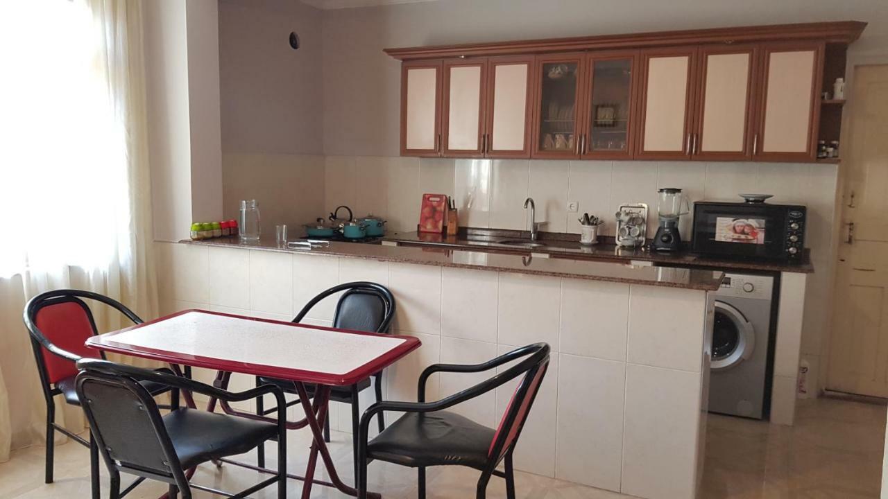 Guest House Luka Batumi Esterno foto