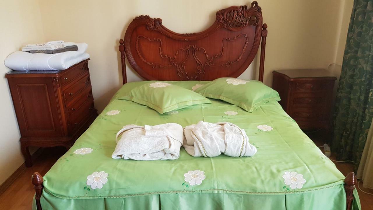 Guest House Luka Batumi Esterno foto
