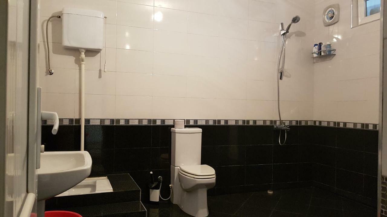 Guest House Luka Batumi Esterno foto