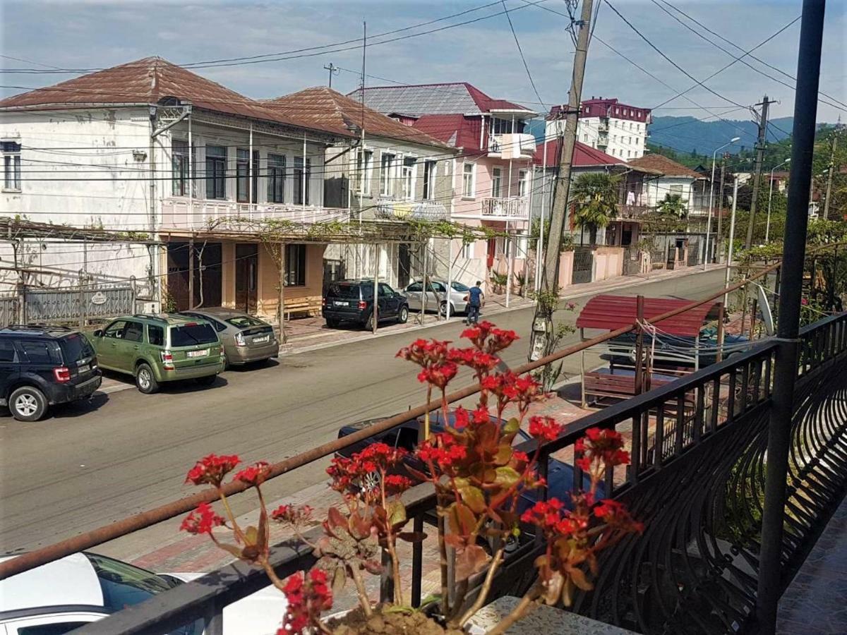 Guest House Luka Batumi Esterno foto