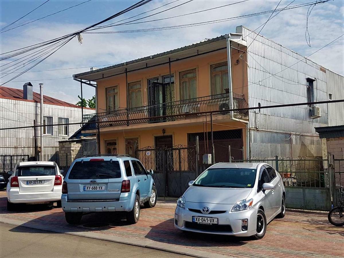 Guest House Luka Batumi Esterno foto